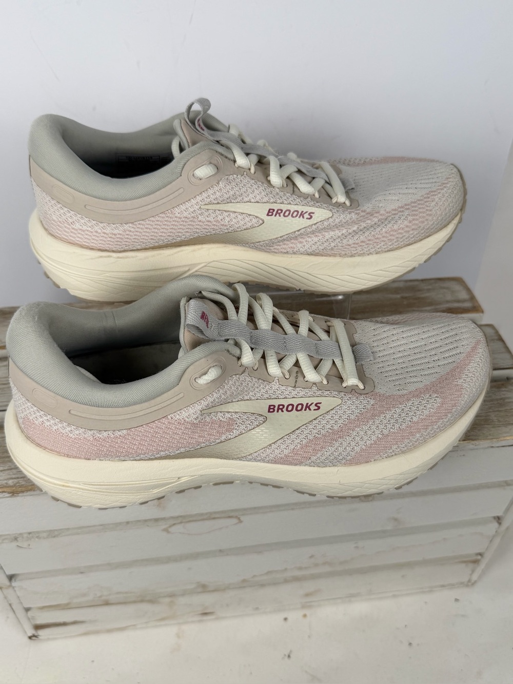 Brooks Women's Revel 7 running shoes in Coconut/Chateau/Zephyr color way Sz 9